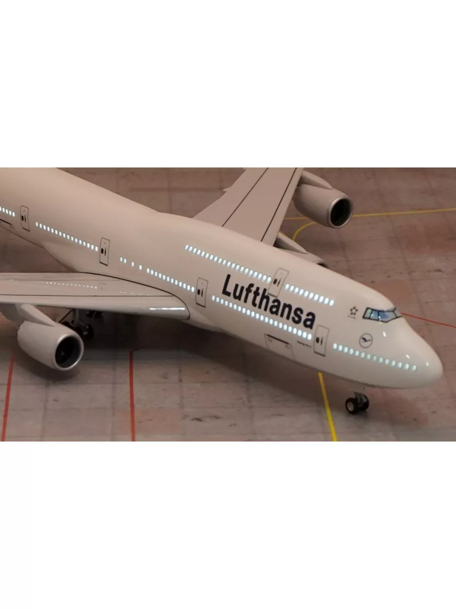 Боинг 747-8 Lufthansa с освещением