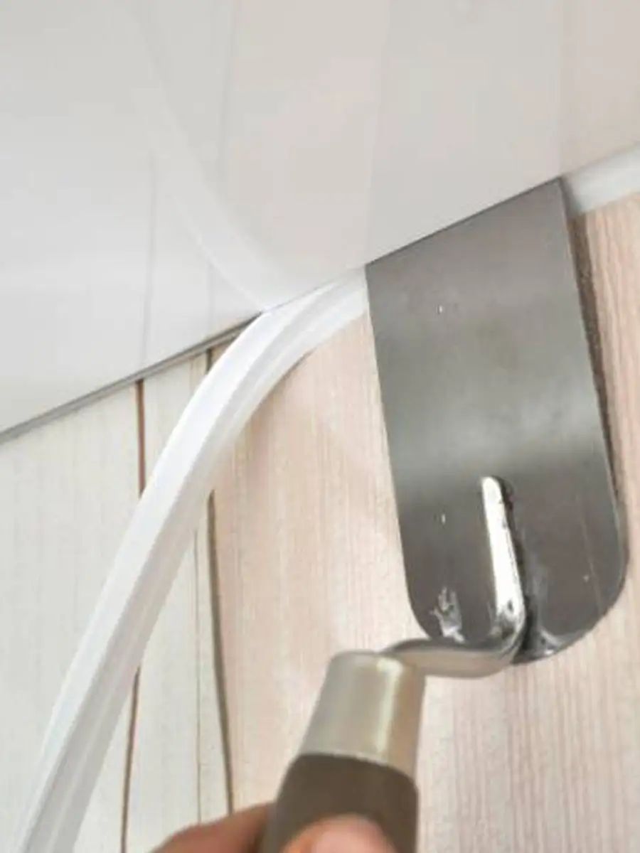 Декоративная вставка для натяжных потолков. Резиновая вставка для натяжных потолков. Уплотнитель для натяжных потолков. Потолочная вставка для натяжных. Затычка для натяжного потолка.